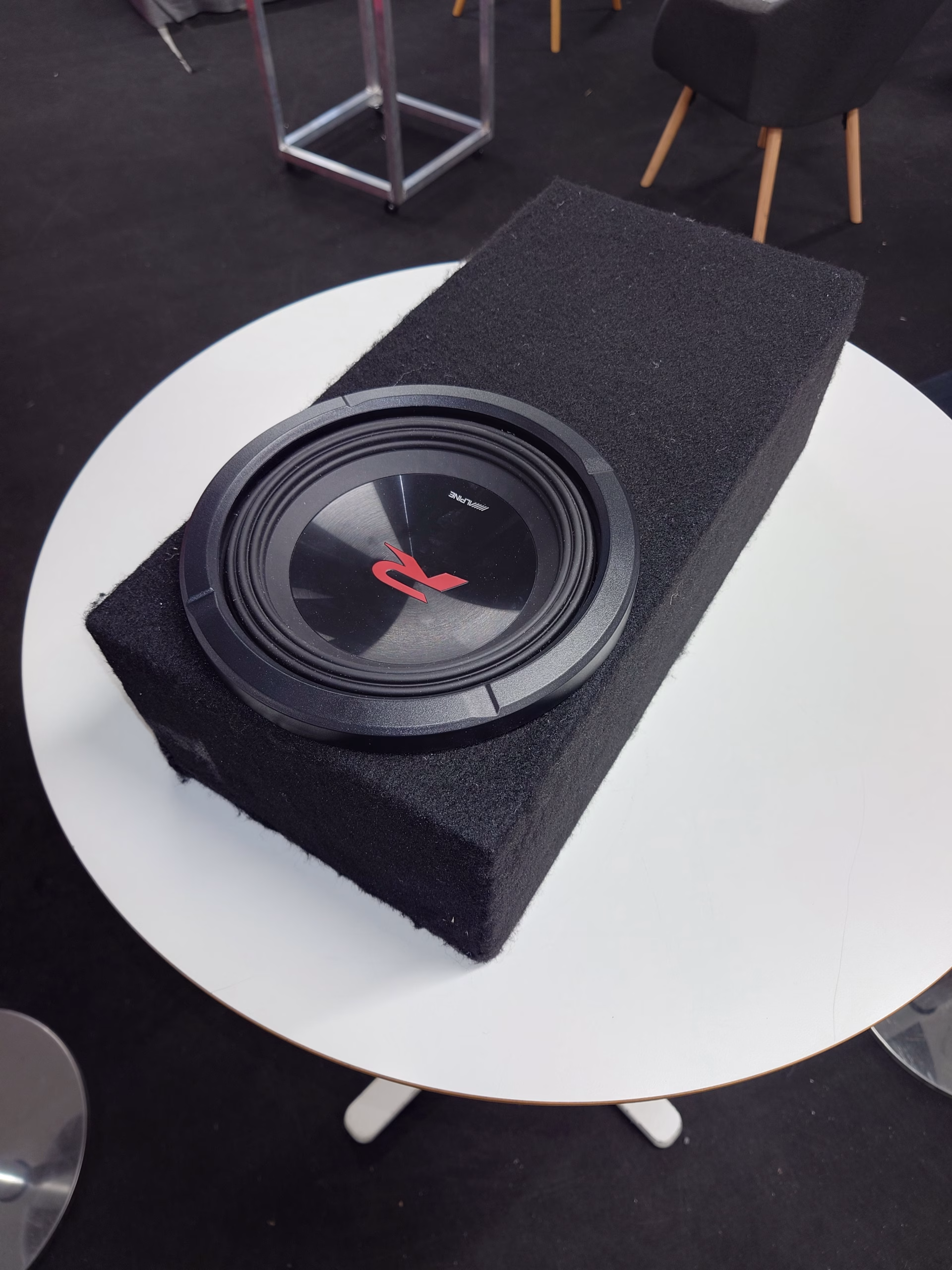 *KÄYTETTY! Alpine R2-W8D2 8″ subwoofer kotelossa